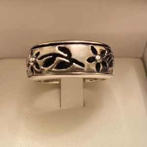 Sterling silver ring with etched flower center